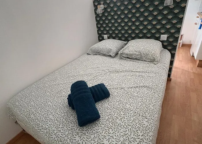 Charles De Gaulle Lll - Independent Garden